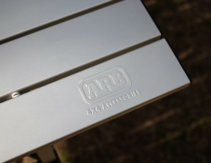 ARB* Tavolo da campeggio in alluminio con borsa da trasporto