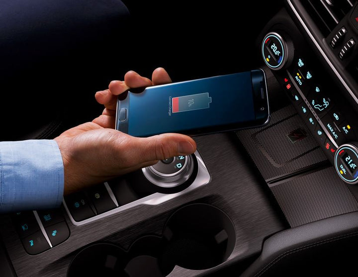 Ford Focus® ACV Kit di ricarica wireless Qi Soluzione integrata per le specifiche del veicolo