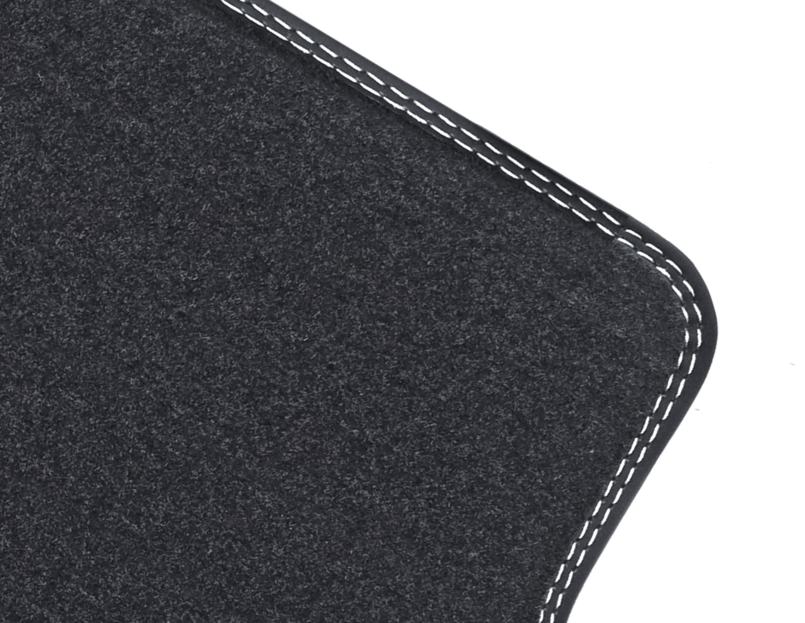 Tappetini Auto In Velluto Per Audi Q3 E RS Q3 (dal 2018) - Set 4 Pezzi, Colore Nero, Antiscivolo, Lavabili - Ricamo Personalizzabile, Made In Germany